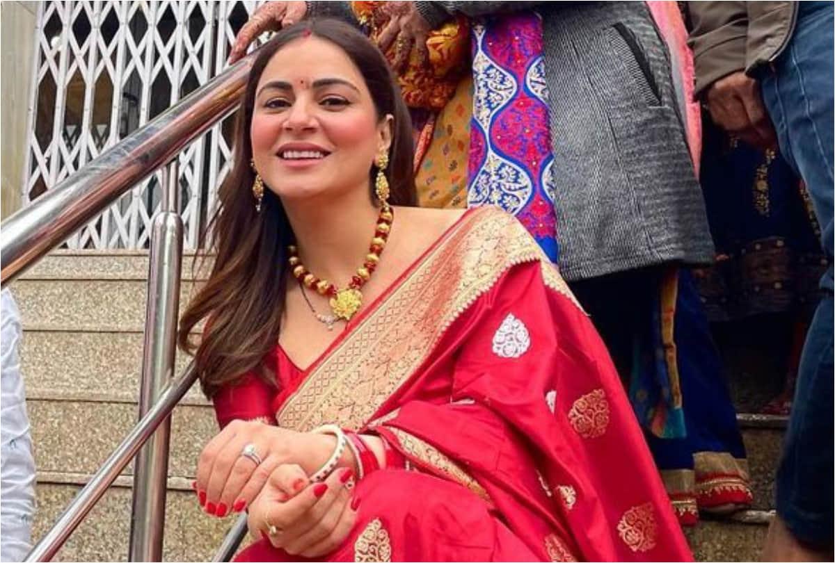 shraddha arya look stunning in bright red saree with spaghetti blouse design in award show