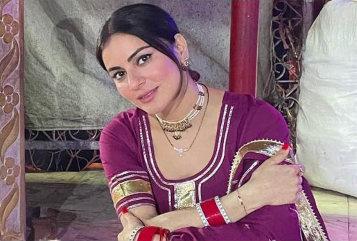 tv actress shraddha arya in red banarasi saree to seek blessings in temple