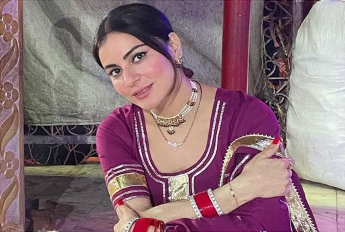 tv actress shraddha arya in red banarasi saree to seek blessings in temple