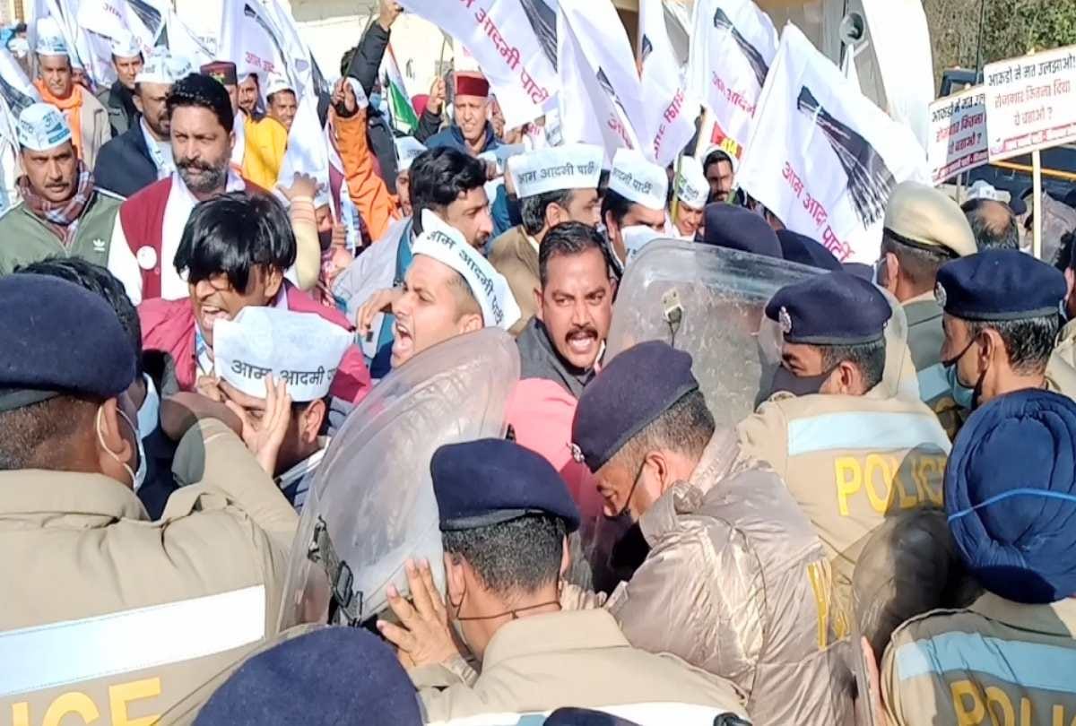 Clash between AAP workers and police at Zorawar Stadium, many injured