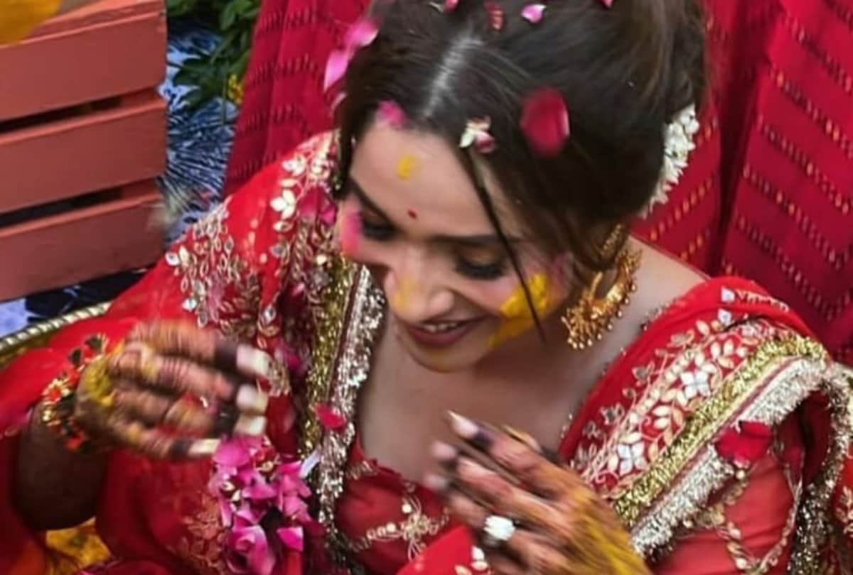 ankita lokhande and vicky jain haldi ceremony pictures viral couple dance on Bollywood songs