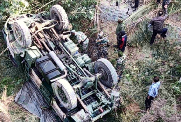 Army track fell into 100 feet deep gorge in Pathankot three jawan injured