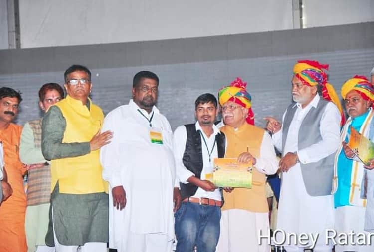 Vinay of Jhajjar left the job of JE and took up the business of beekeeping