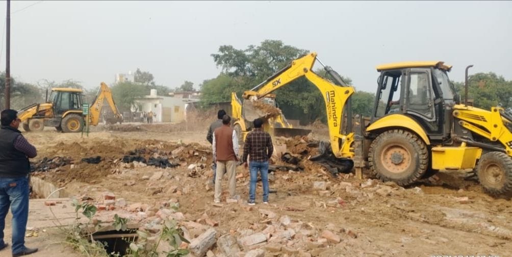 Mathura: Municipal Corporation launched encroachment removal campaign in Rajpur