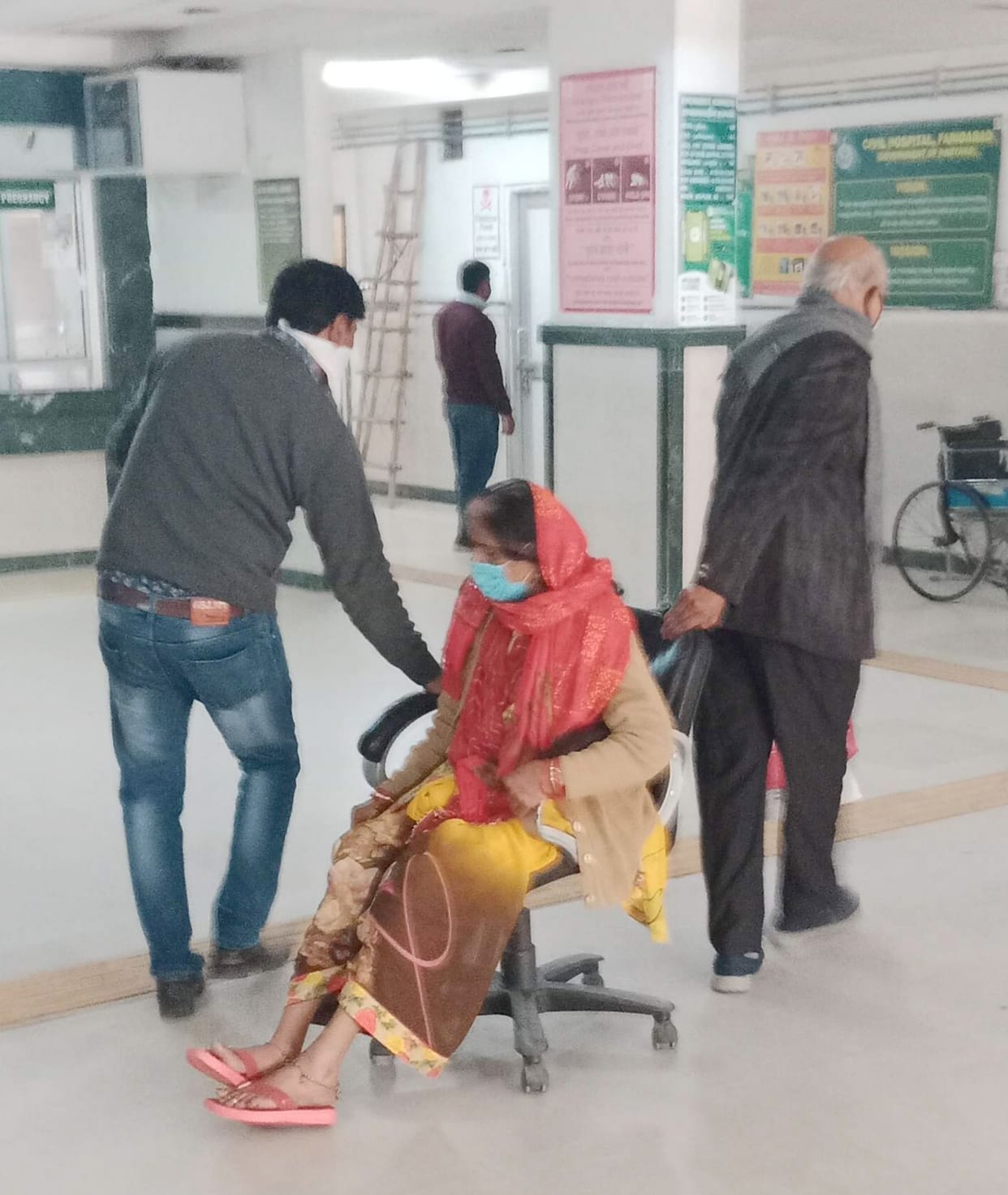 Lack of facilities in Civil Hospital BK, due to non-availability of stretcher and wheel chair, the person reached the patient with emergency on the chair