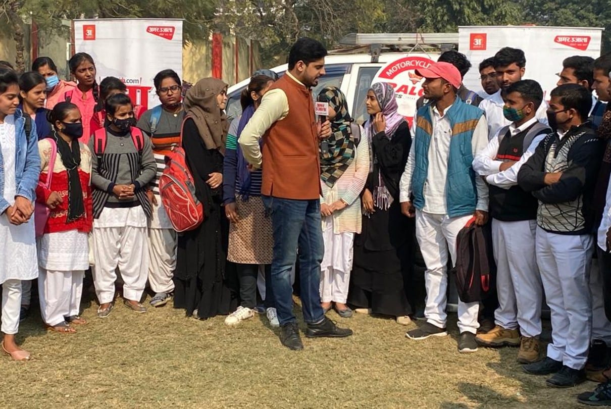 जौनपुर में चुनावी मुद्दों पर बात करते युवा।