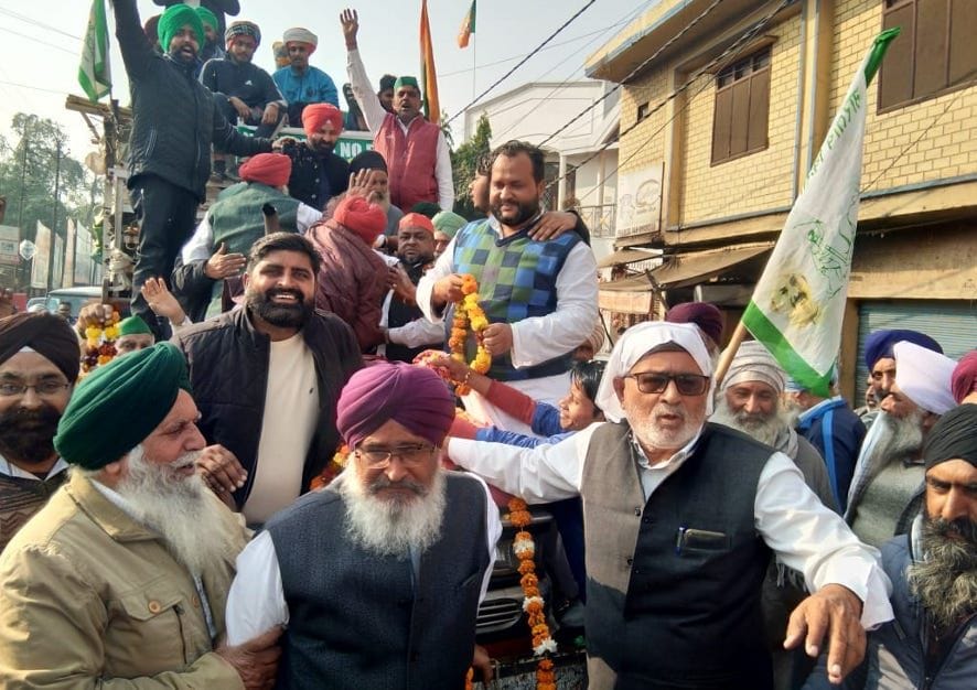 Grand welcome to farmer servants with flowers