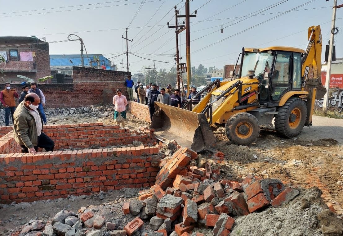 Municipal corporation team demolished illegal construction with JCB