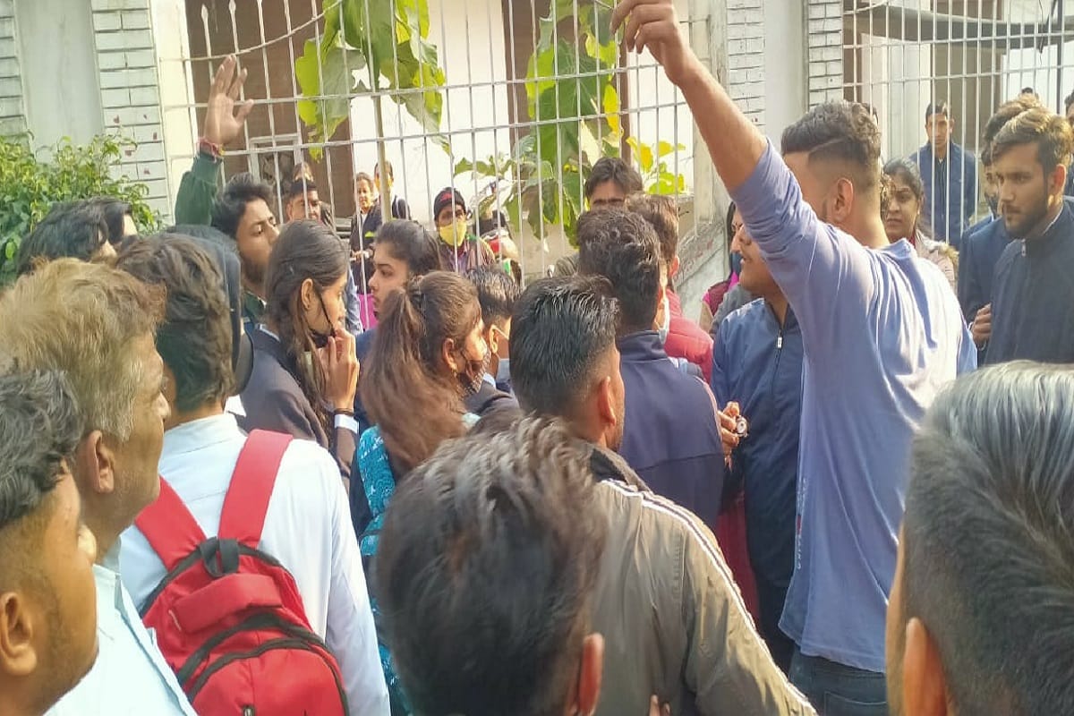 UP News: A teacher sent wrong messages to a student at Veera College of Engineering in Bijnor
