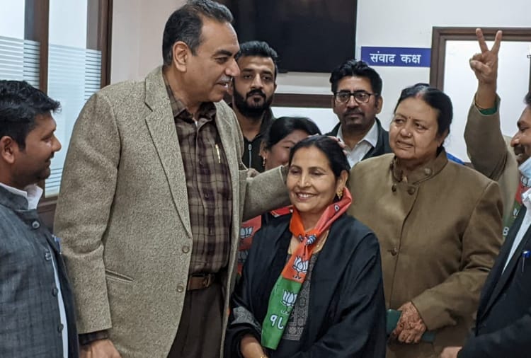 Congress councilor Sheila Phool Singh joined BJP ahead of Chandigarh Municipal Elections