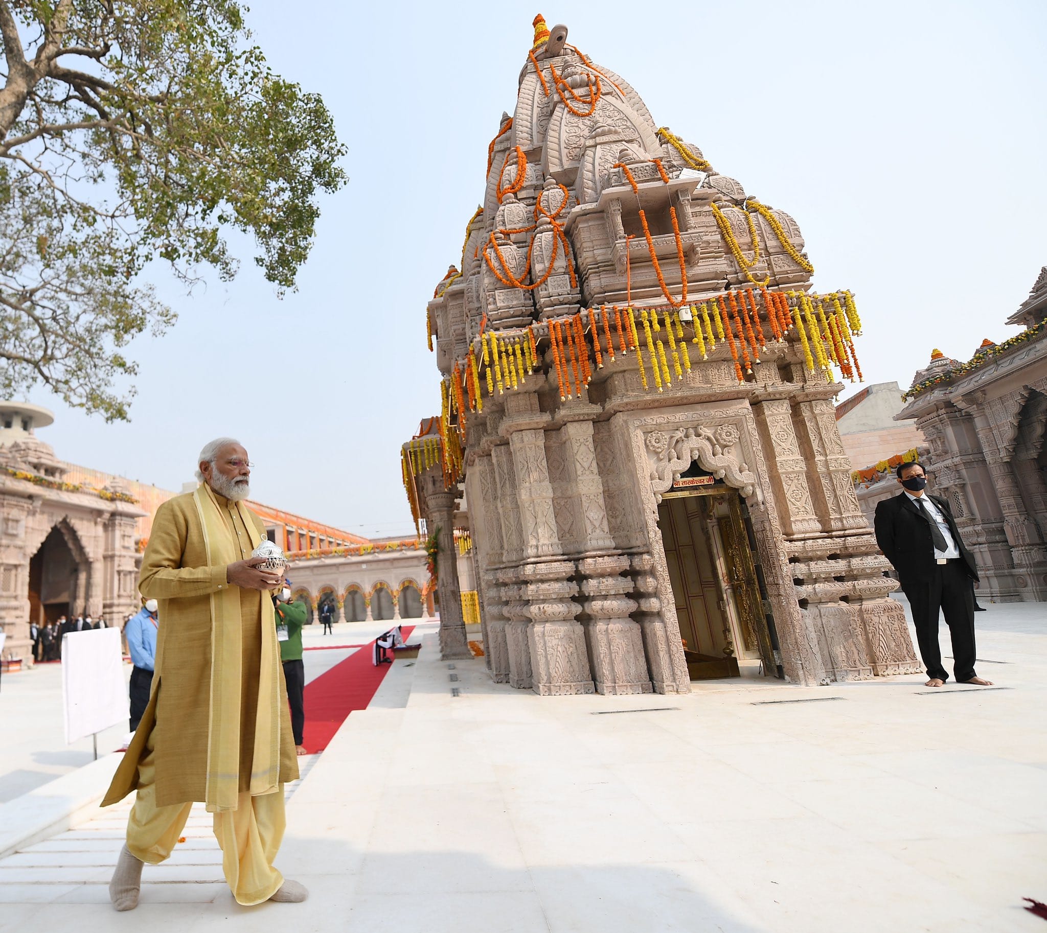 PM Modi birthday100008 bel patra and 73 kg laddu and lotus were offered to baba Vishwanath dham