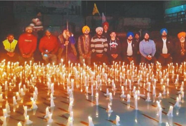 Tribute paid to martyr 734 farmers by lighting candles