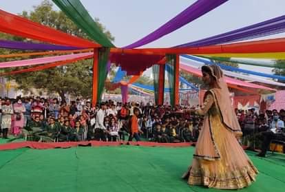 सांस्कृतिक कार्यक्रम में प्रस्तुती देती कलाकार।