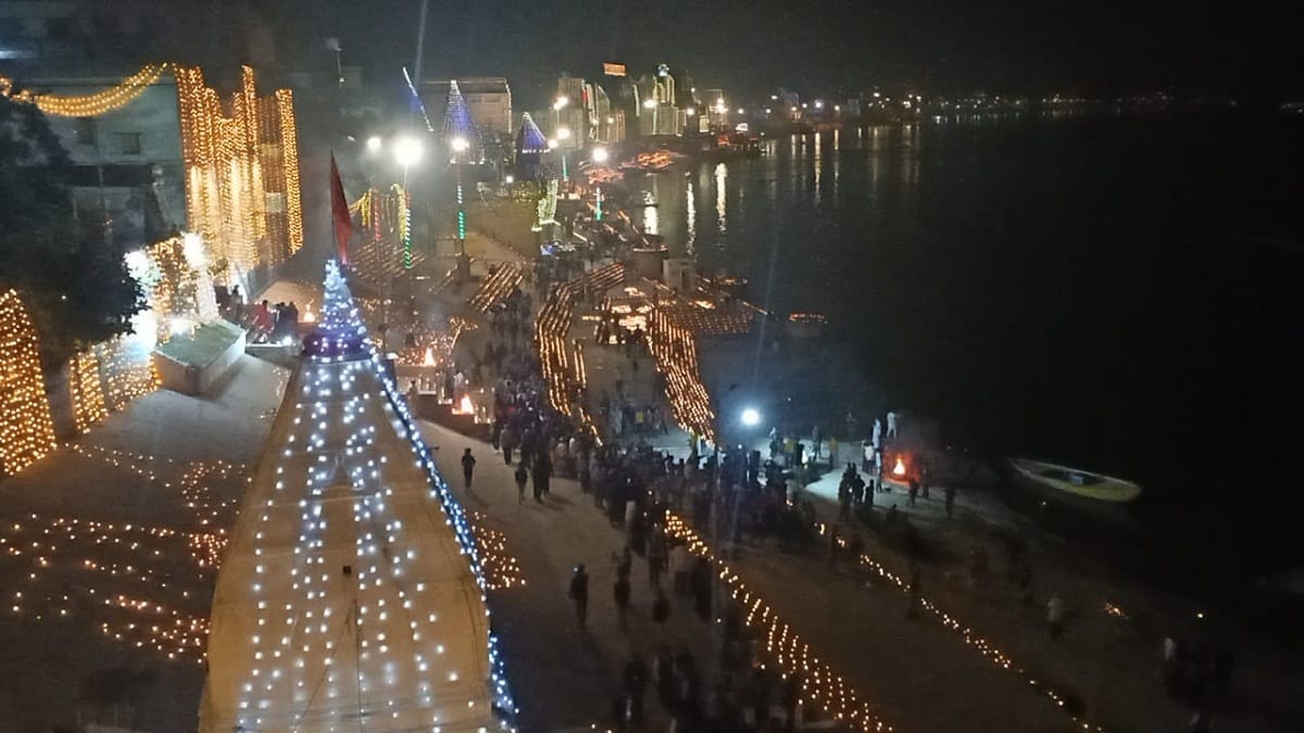 Kashi Vishwanath Corridor inaugration: Banaras city illuminated and ganga ghats like shivotsav pm modi varanasi visit