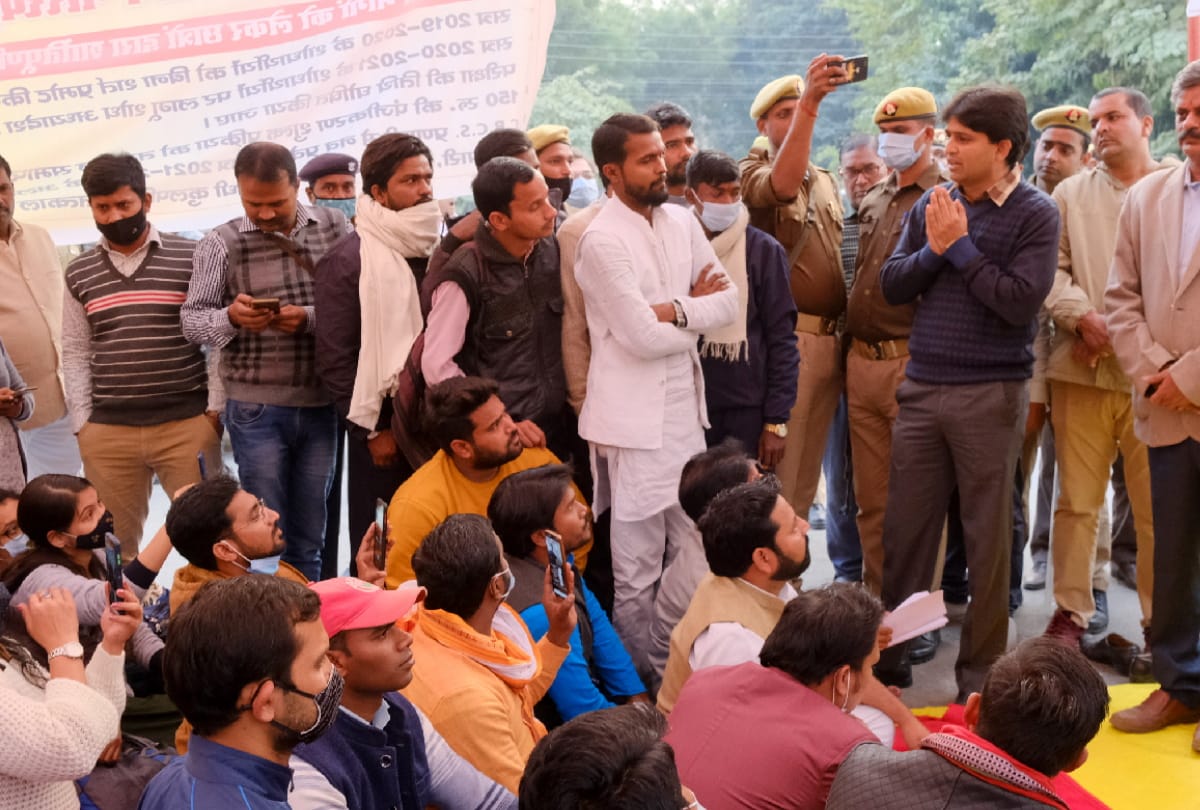 Gorakhpur University pre-PhD students protest continues even after talks with DM and Vice Chancellor