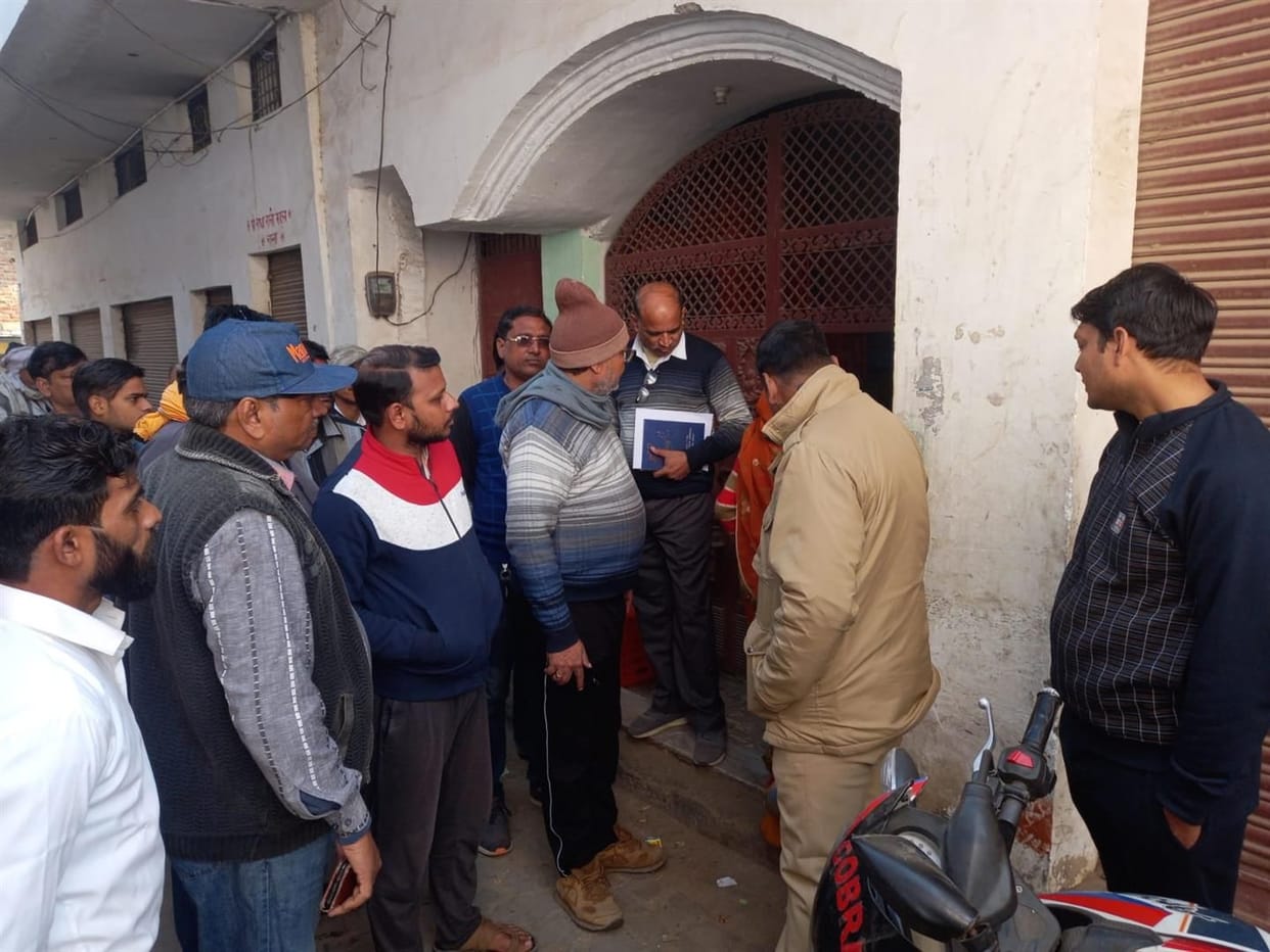 Hathras: Looting lakhs on the strength of a firearm by holding the home owner hostage
