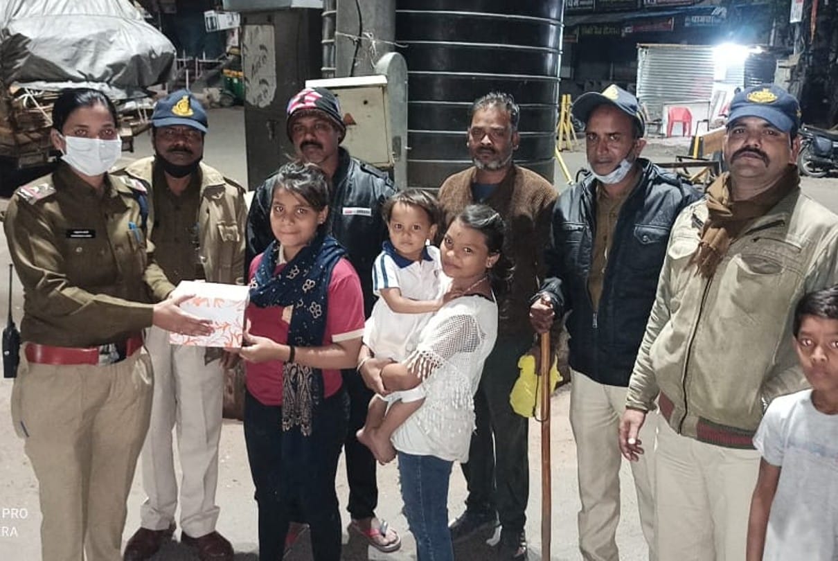 Human face of Indore Police: Police returned happiness to the girl who was saddened by the cake falling, got her younger sister's birthday celebrated by buying a new cake...