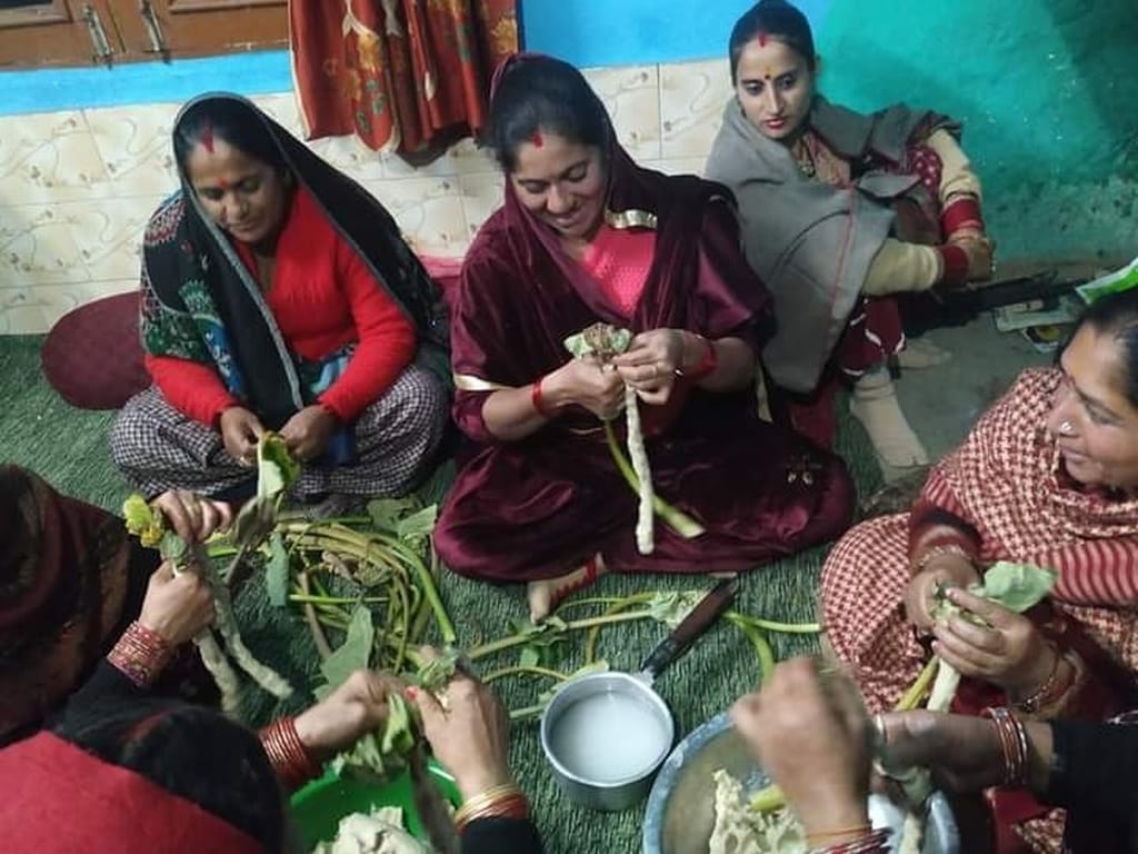 women of sirmaur villages making naal badiyan  in these days with singing and dancing