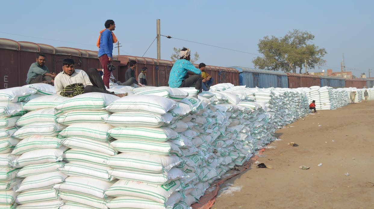 Hathras: Urea being delivered to Kribhco centers and cooperatives
