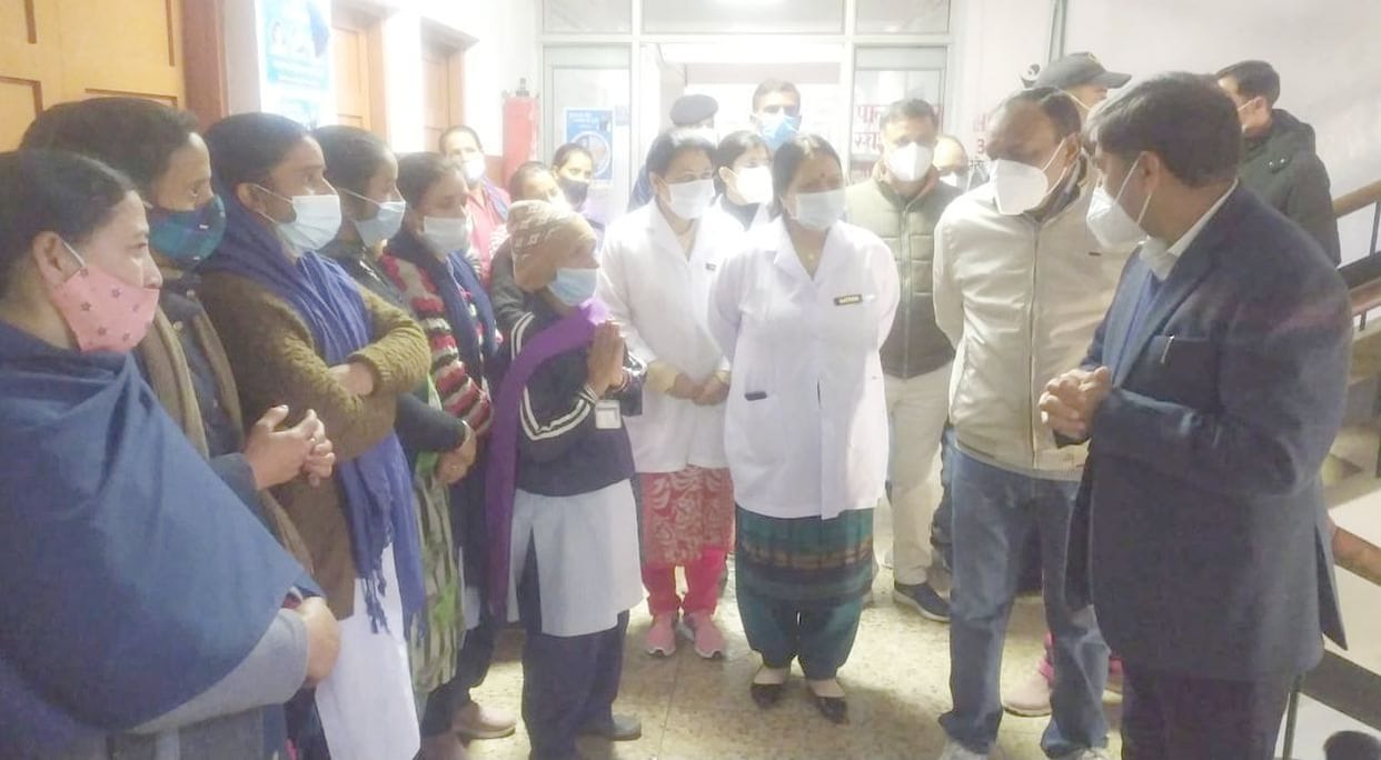 Employees sat on dharna leaving the hospital clean