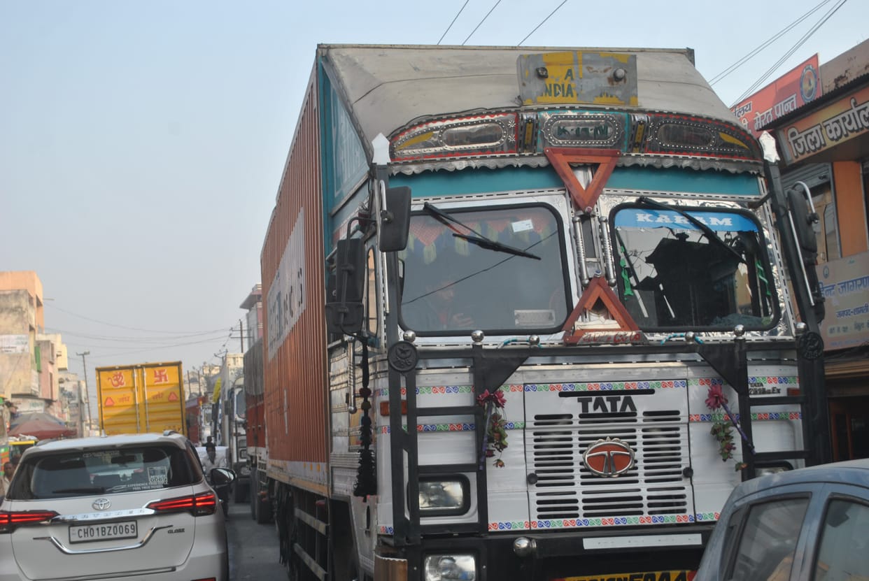Truck damaged on Meerut-Karnal highway, jammed for an hour