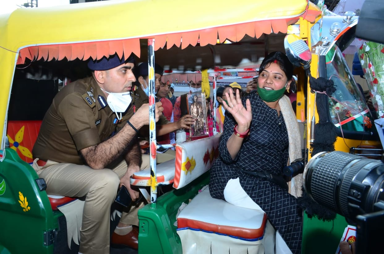 DIG rides in female driver's auto