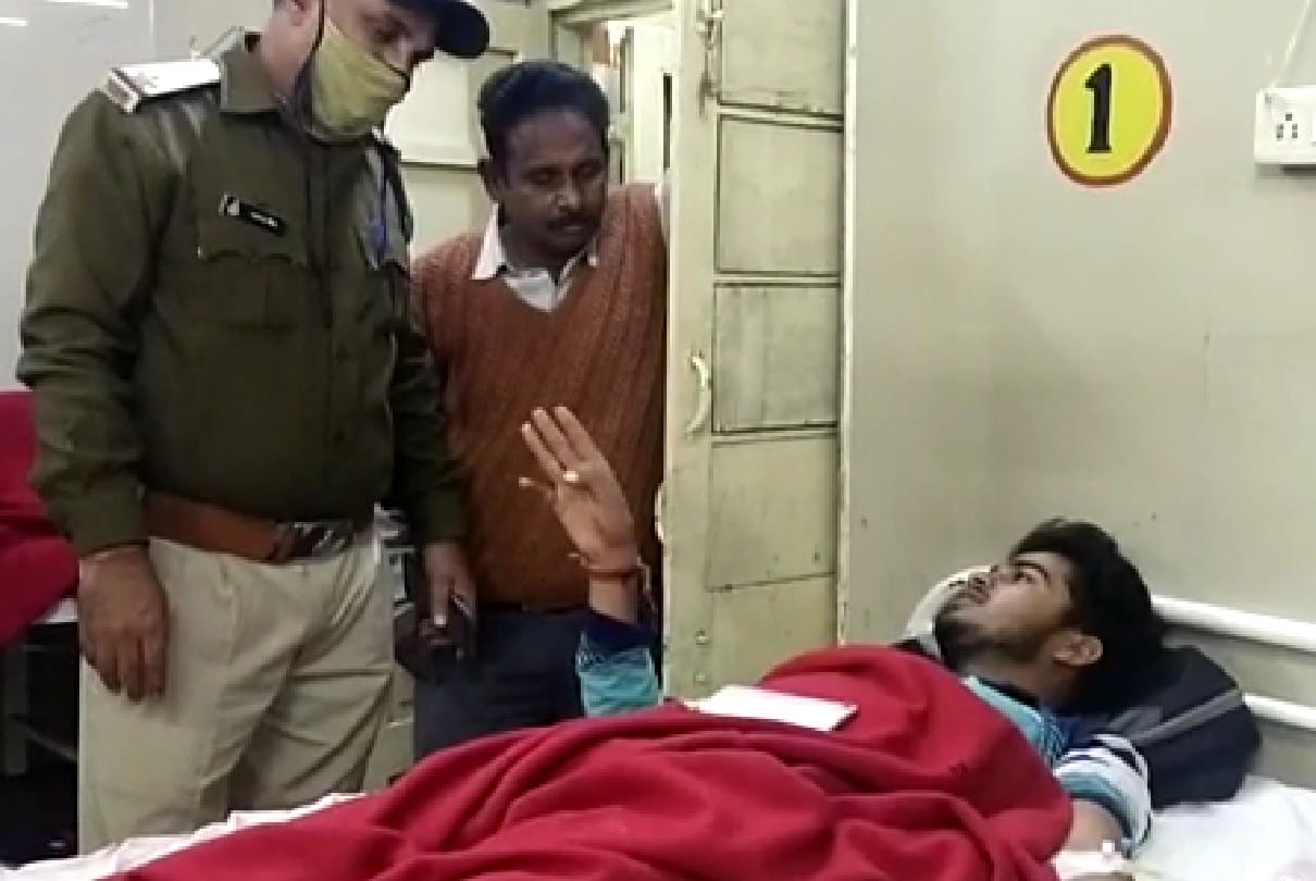 Shajapur: The container hit the parked car, the car slipped 15 feet away, two people died on the spot