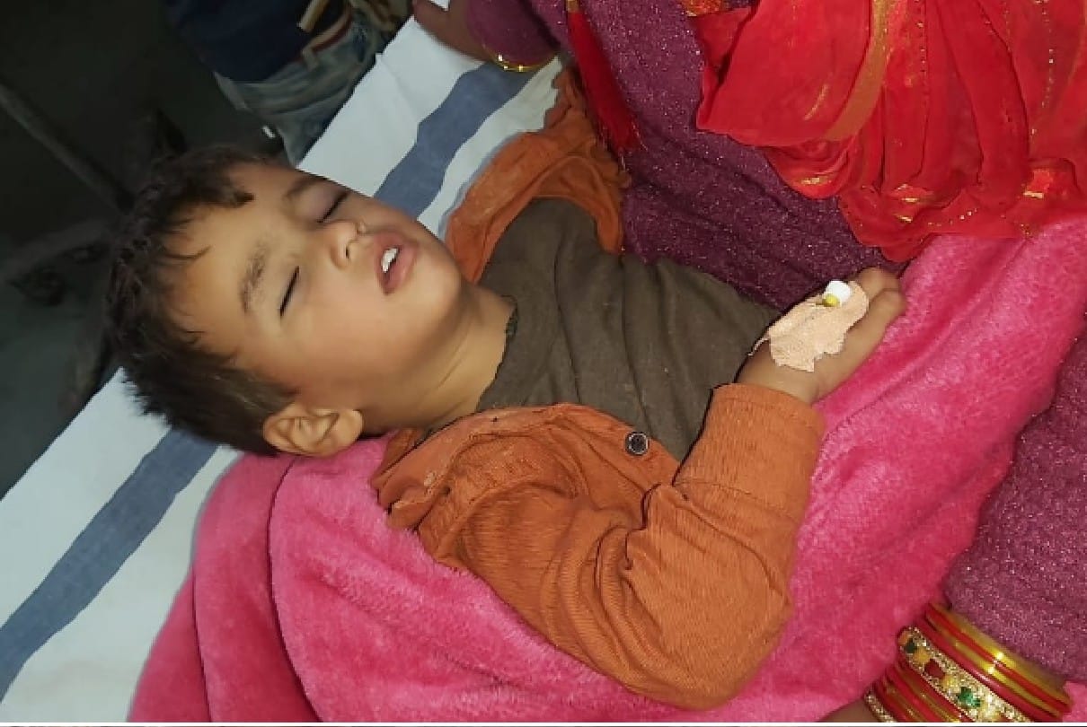 Chhatarpur: A two-year-old boy fell from the roof of the roof without playing, admitted to the district hospital in critical condition.