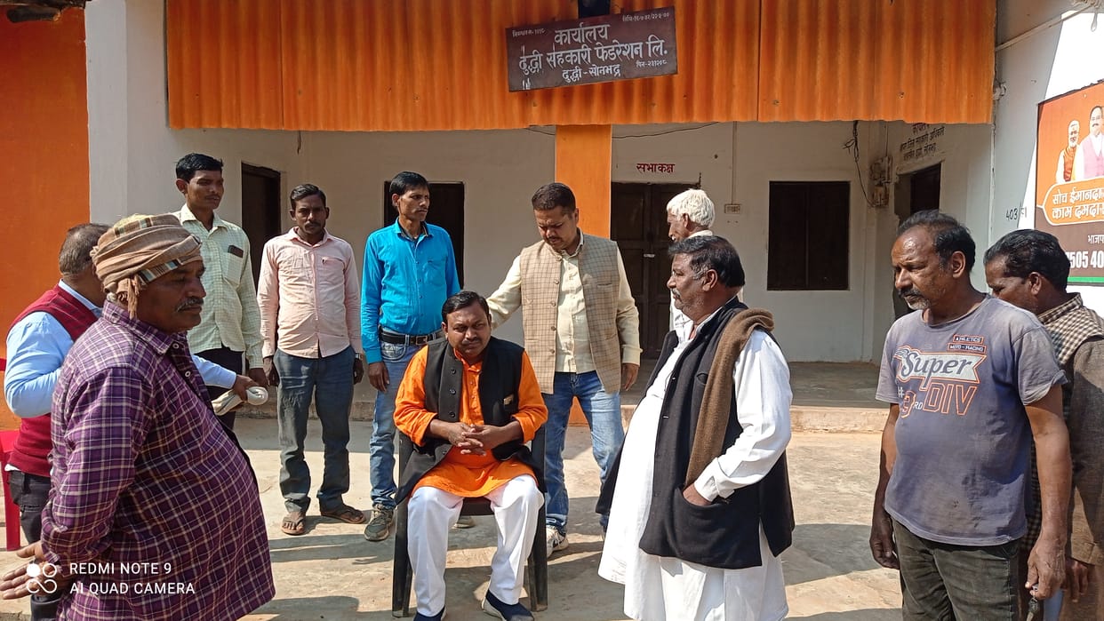 Farmers surrounded DCF President