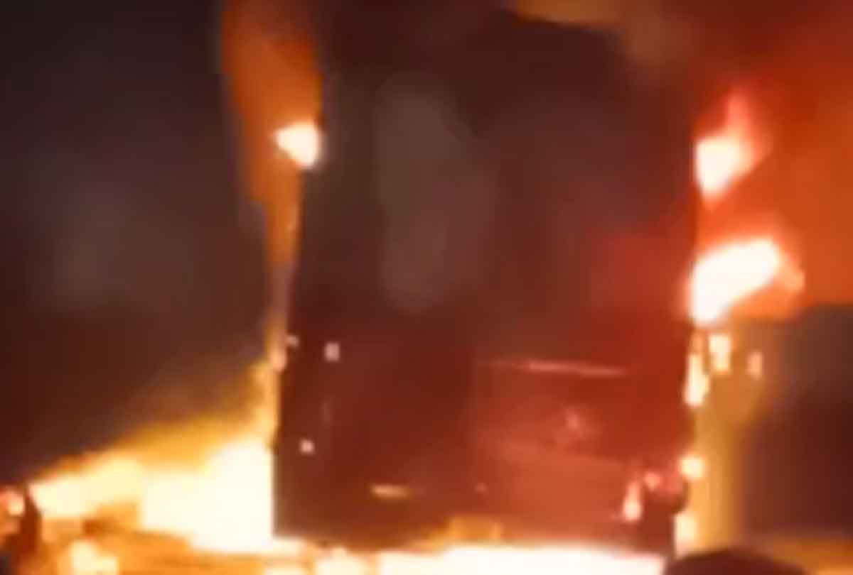 Kannauj: Fire breaks out in bus going to Bihar at Lucknow Agra expressway, passengers safe