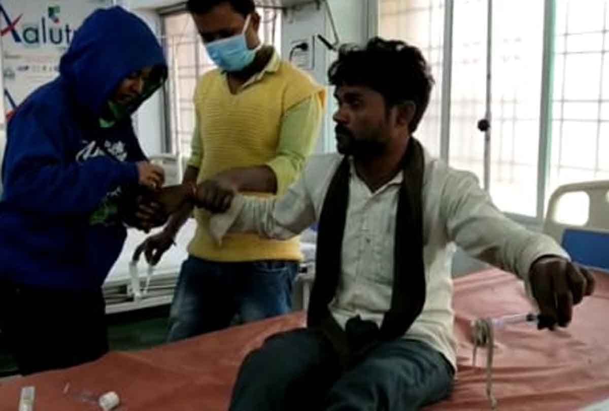 Mahoba: young man was bitten by snake while cleaning  well