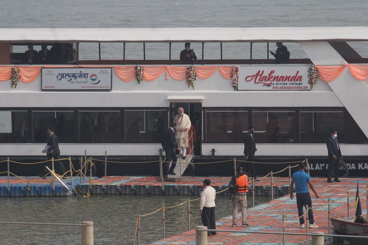 Narendra Modi Ganga dip 2021: PM Modi reached Dham with Gangajal after taking bath for kashi vishwanath corridor inaugration 