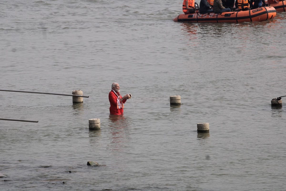 Narendra Modi Ganga dip 2021: PM Modi reached Dham with Gangajal after taking bath for kashi vishwanath corridor inaugration 