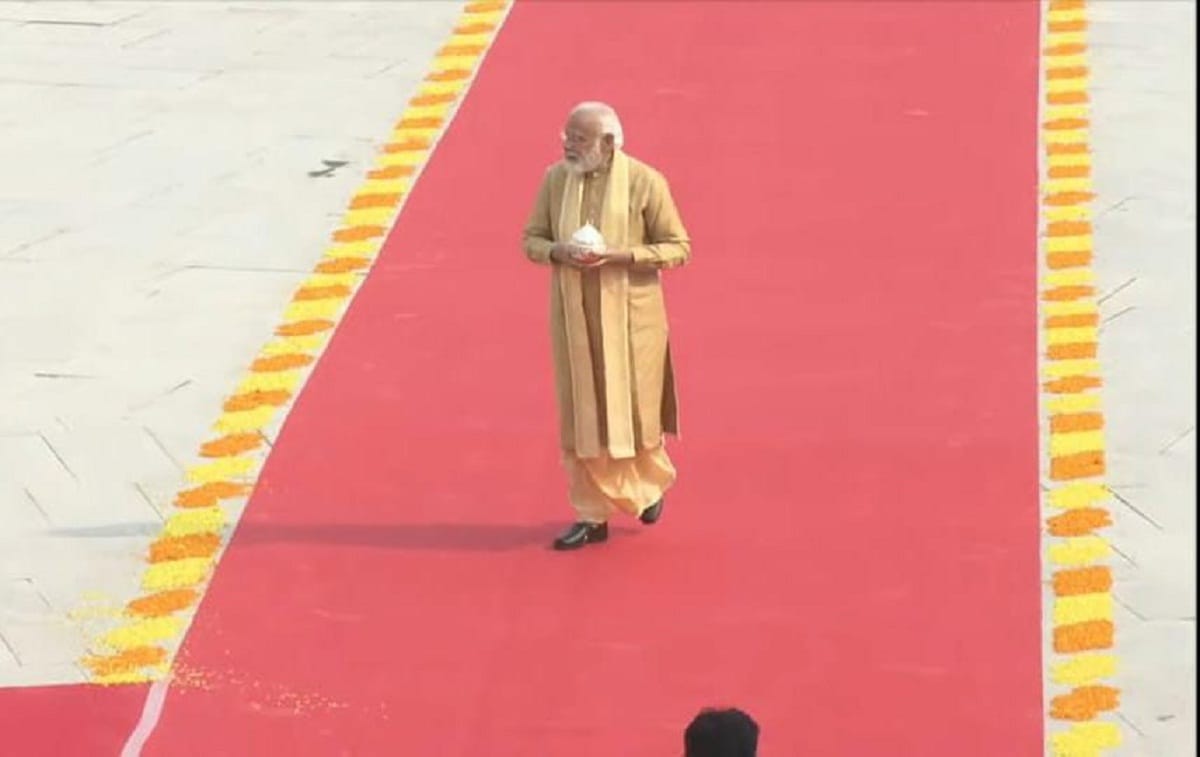 Narendra Modi Ganga dip 2021: PM Modi reached Dham with Gangajal after taking bath for kashi vishwanath corridor inaugration 