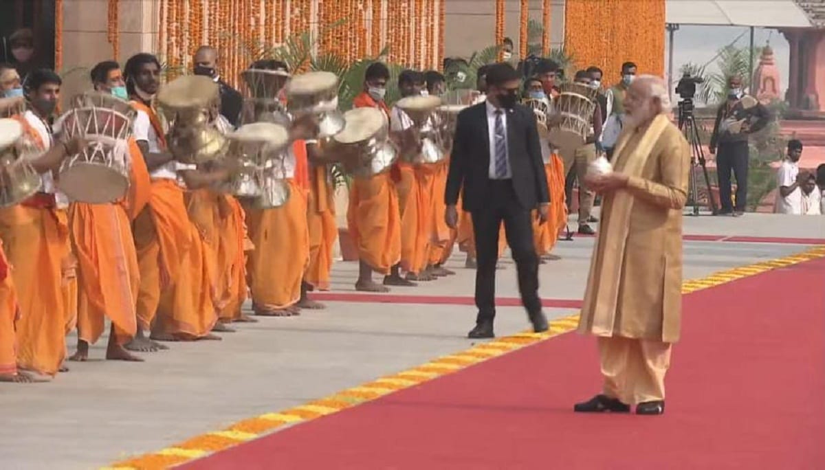 Narendra Modi Ganga dip 2021: PM Modi reached Dham with Gangajal after taking bath for kashi vishwanath corridor inaugration 