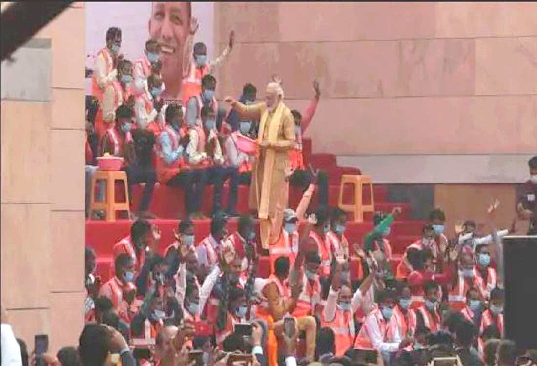 Kashi Vishwanath Dham Inauguration Varanasi PM Modi showers flowers on laborers posed for photos together