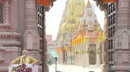 Kashi Vishwanath Dham Inauguration Varanasi PM Modi showers flowers on laborers posed for photos together