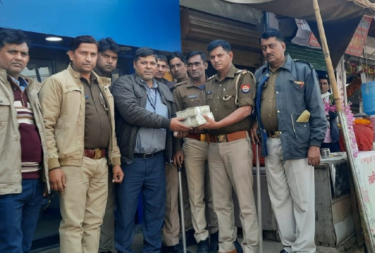 Police found unclaimed bag full of money near ATM in agra