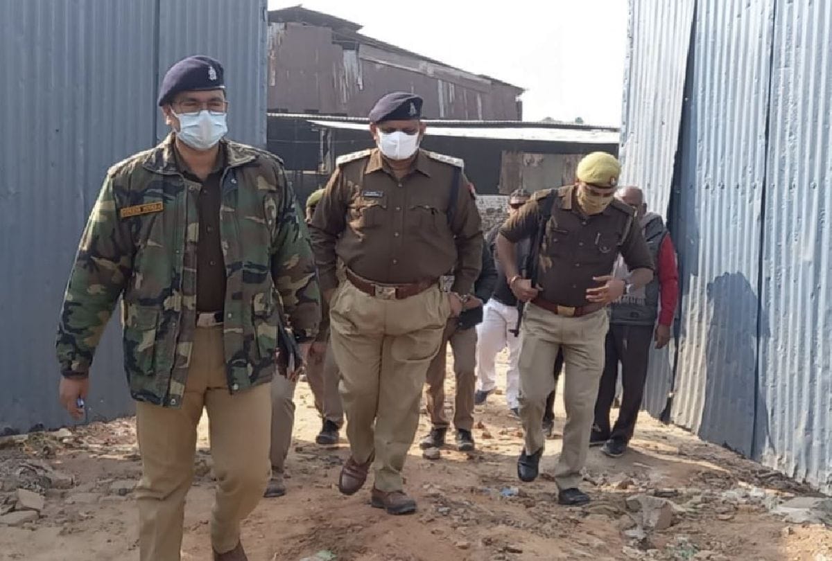 miscreants looted goods worth lakhs from the bangle factory in firozabad