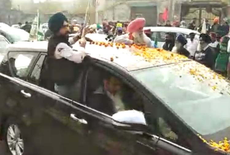 Farmers Union Pay Their Obeisance at Shri Harmandir Sahib in Amritsar today