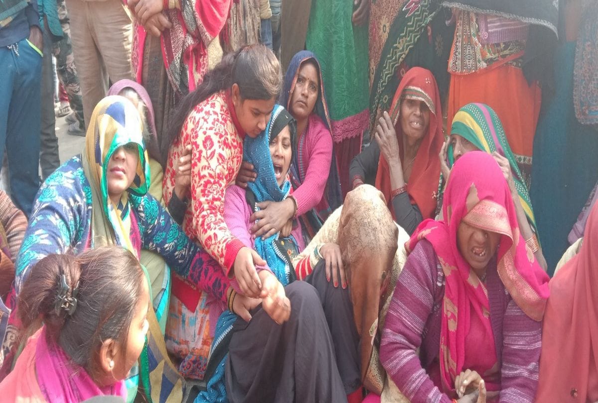 Road Accident In Mainpuri Girl Student Death Villagers Block Road