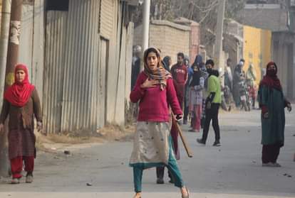 श्रीनगर में मुठभेड़ के बाद सड़कों पर उतरी महिलाएं।