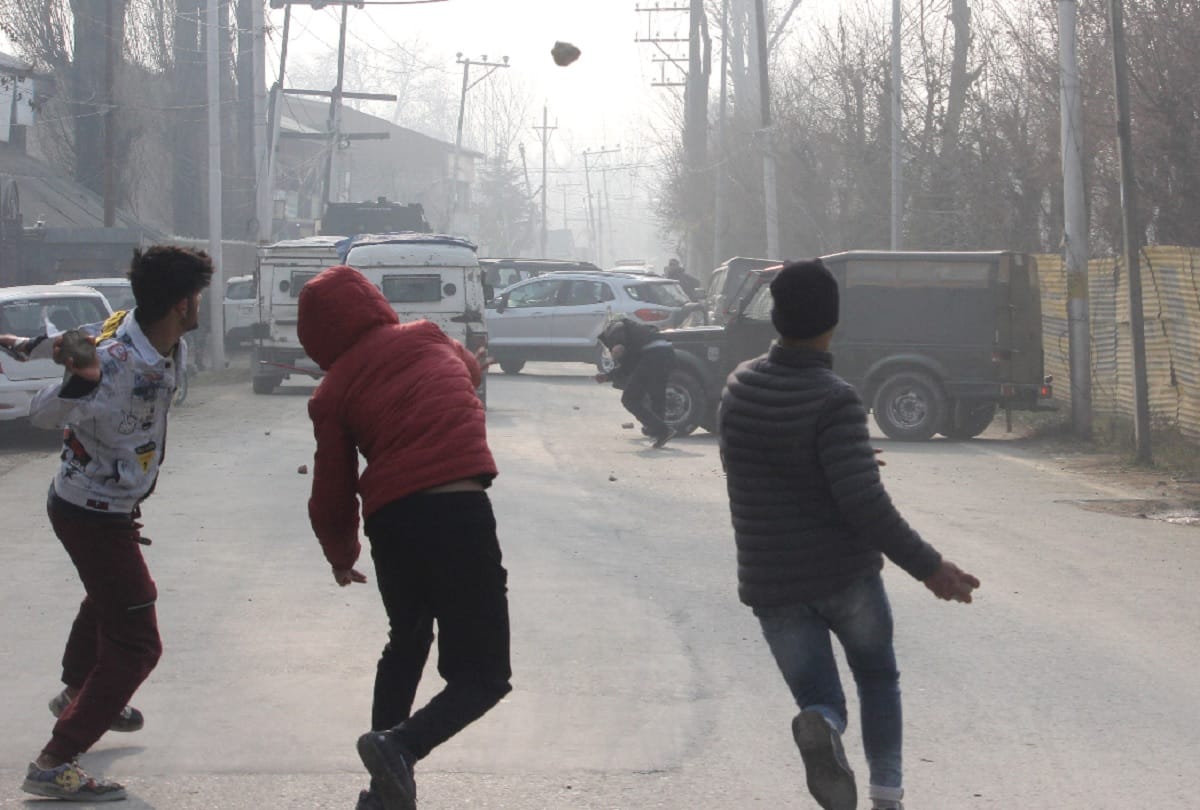 Stone pelting in security forces after the killing of terrorists, this year for the first time the incident of stone pelting came to light, see the whole incident in pictures
