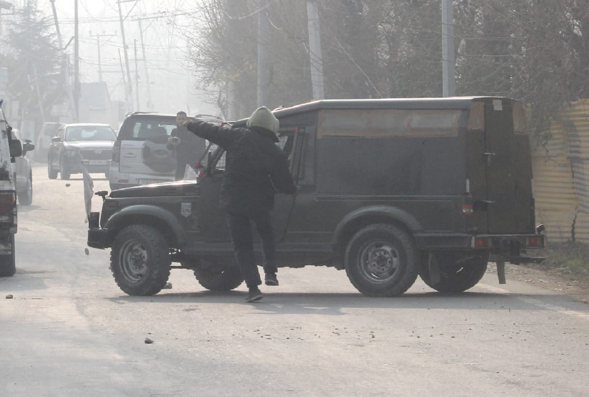 Stone pelting in security forces after the killing of terrorists, this year for the first time the incident of stone pelting came to light, see the whole incident in pictures