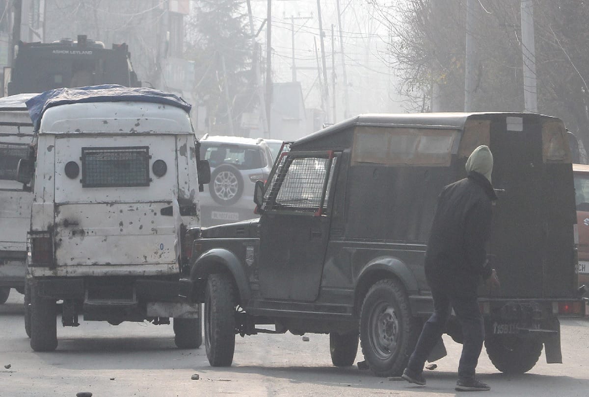 Stone pelting in security forces after the killing of terrorists, this year for the first time the incident of stone pelting came to light, see the whole incident in pictures