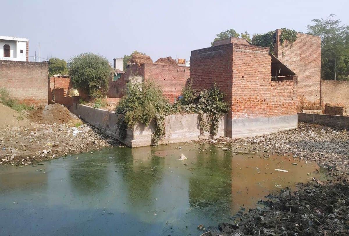 Pradhan Mantri Adarsh Gram Yojana In Agra No Water And Road