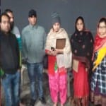 स्क्वाड्रन लीडर कुलदीप सिंह की अस्थियां विसर्जित करते समय पूरा परिवार गमगीन था