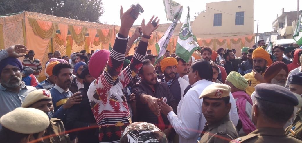 Farmers showed bangles to Power Minister Ranjit
