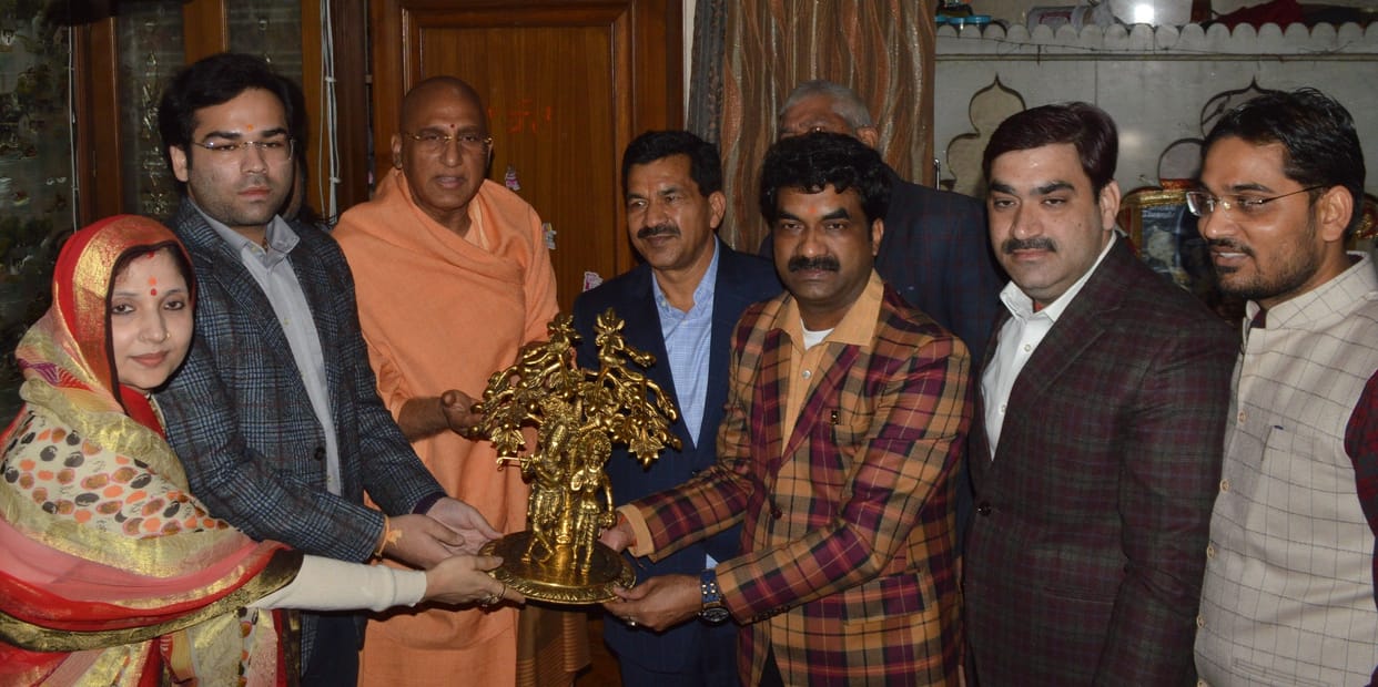 Hathras: Warm welcome to Swami Awadheshanand at Bamauli House