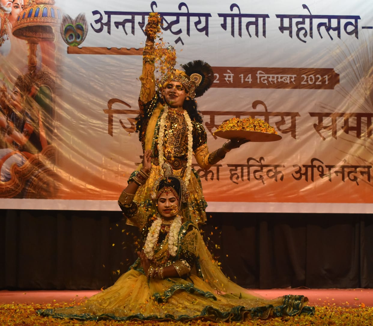 Auditorium reverberated with patriotic songs, Gita shlokas